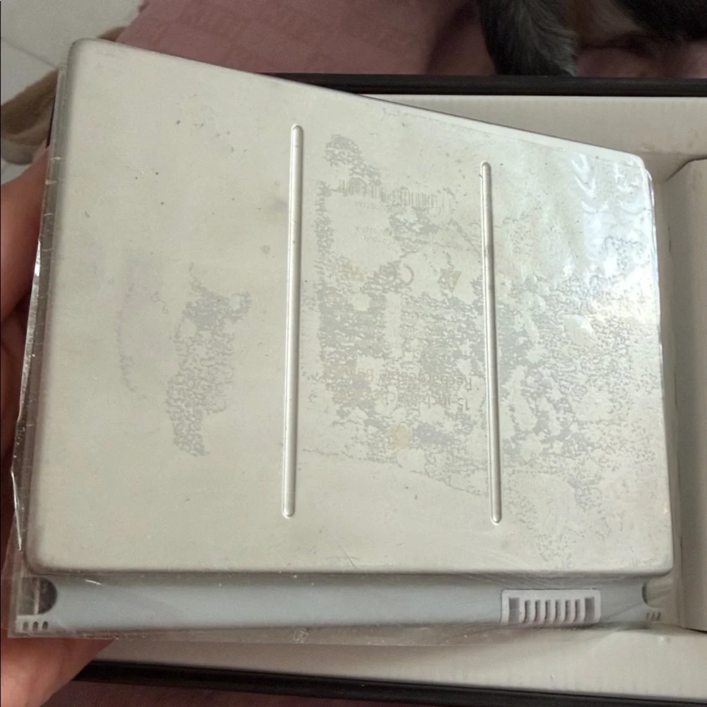 Macbook Pro 15 Inch battery box